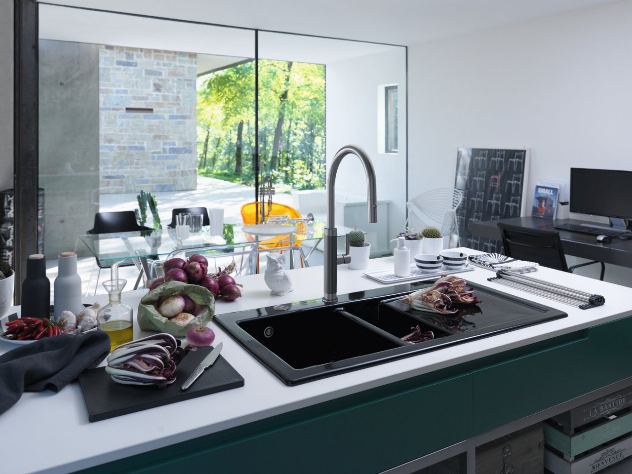 Bateria mythos masterpiece w półtorakomorowym zleowzmywaku i produkty do przygotowania posiłku wokół