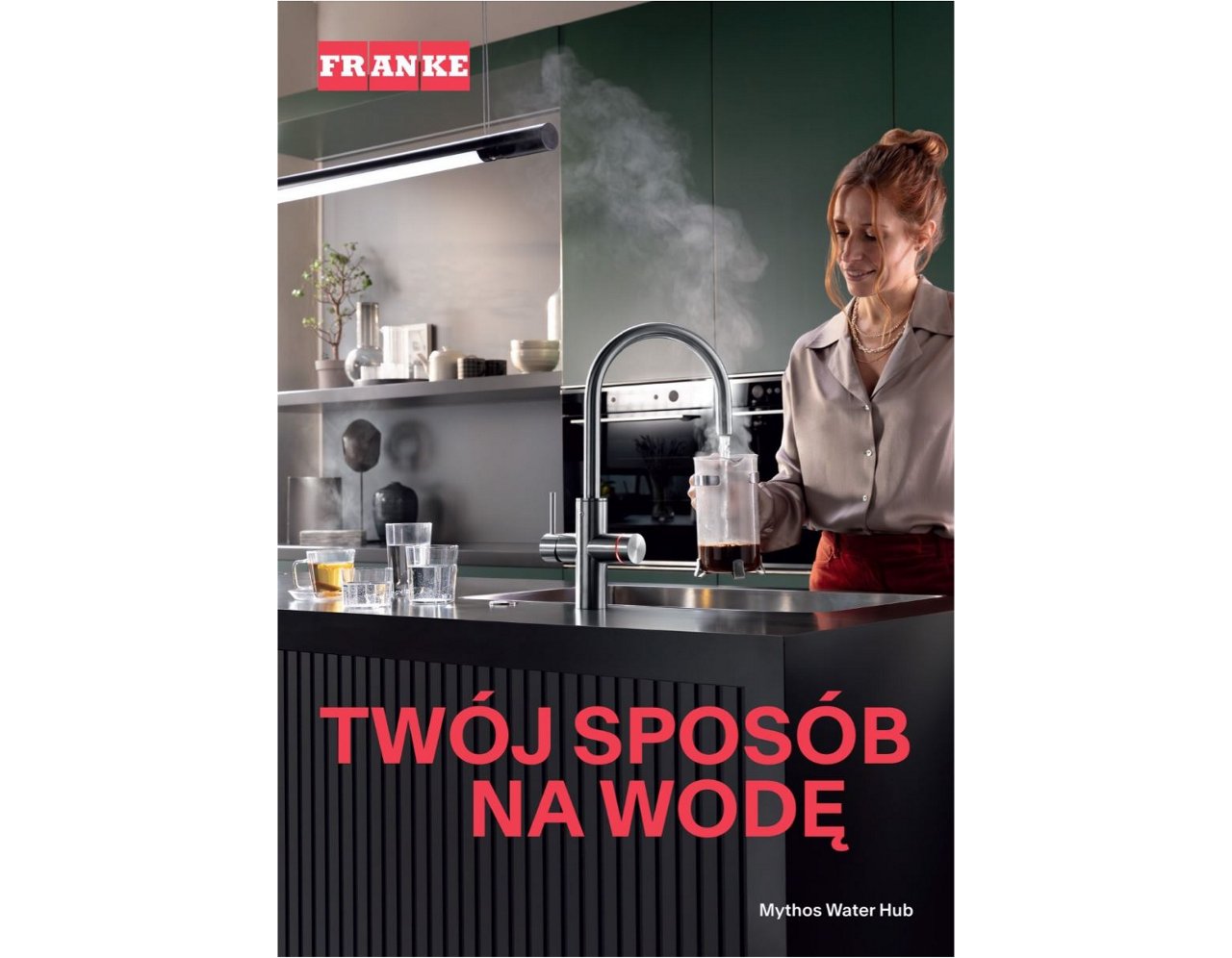 okładka ulotki promocyjnej baterię wielofunkcyjną mythos water hub, kobieta napełnia dzbanek wrzącą wodą