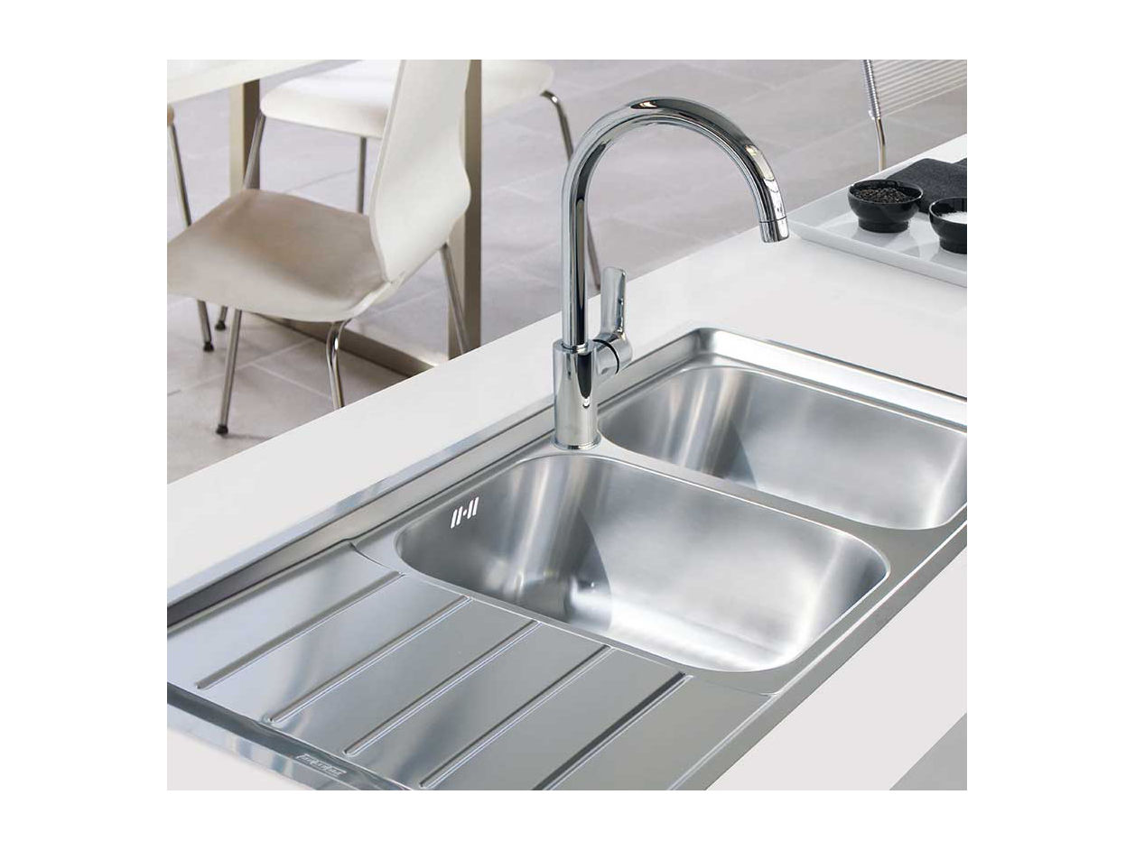 close up of doubl e bowl sink