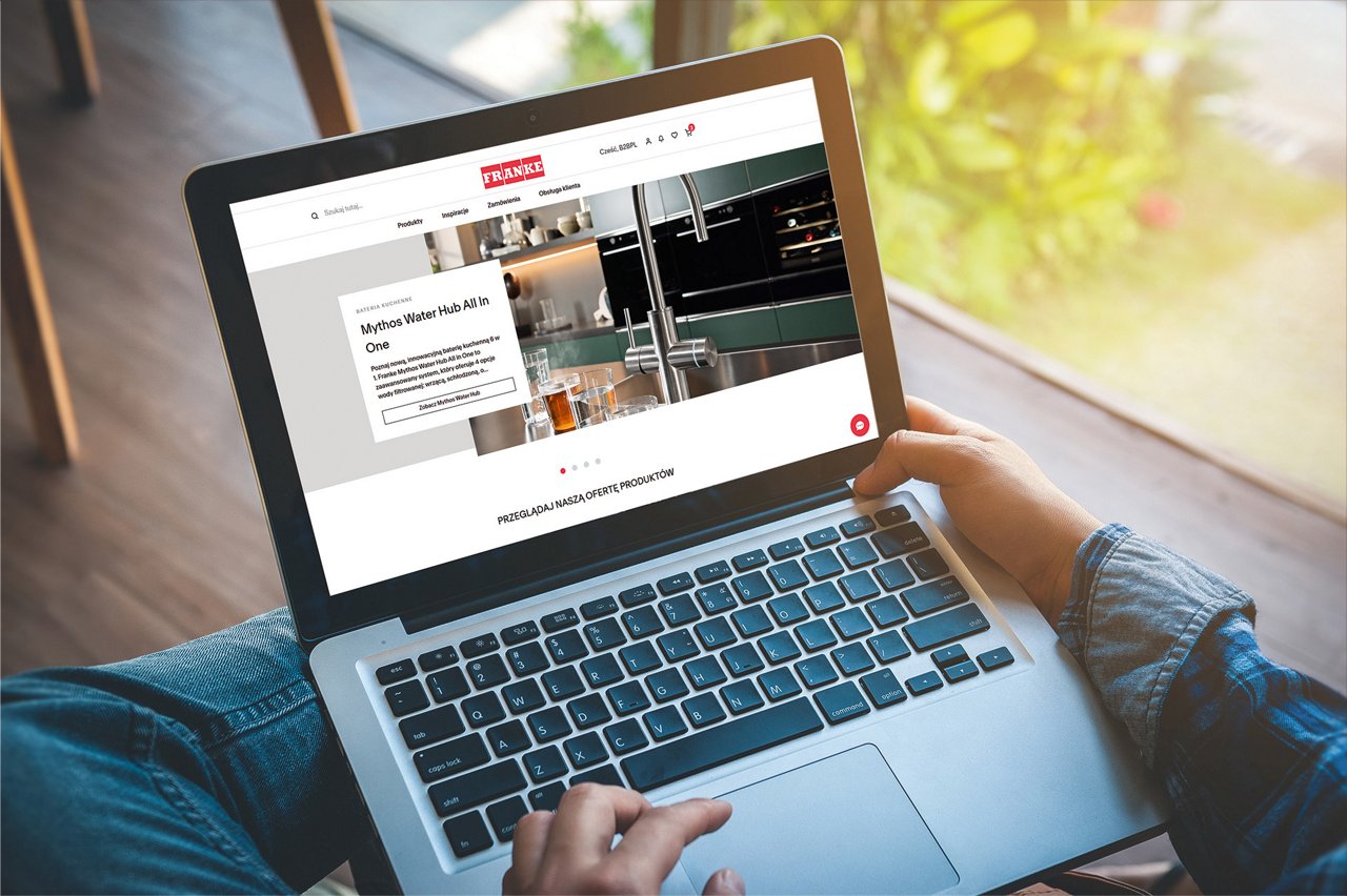 otwarty laptop który przedstawia korzystanie z portalu b2b franke