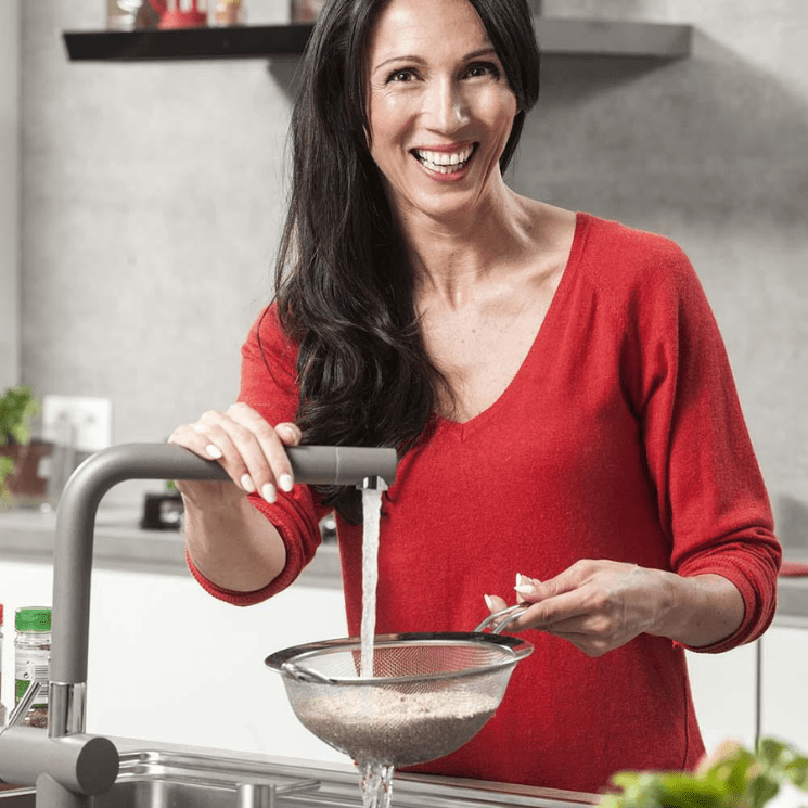 Sandra Bekkari spoelt quinoa