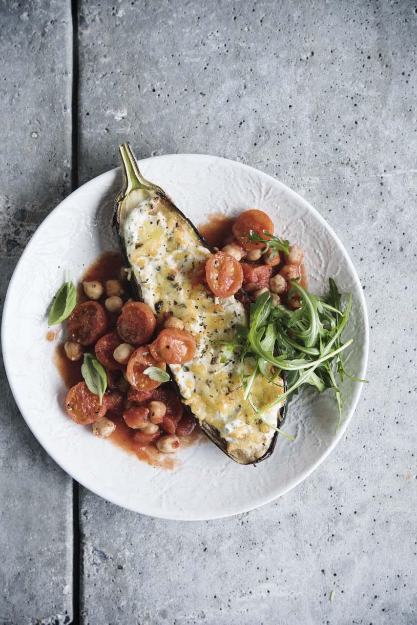 Gevulde aubergine met ricotta tomaat en rucola