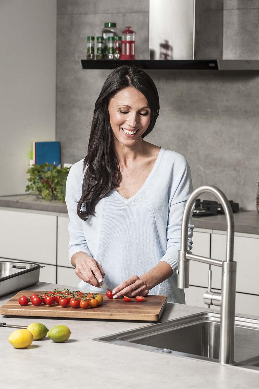 Sandra Bekkari snijdt tomaten