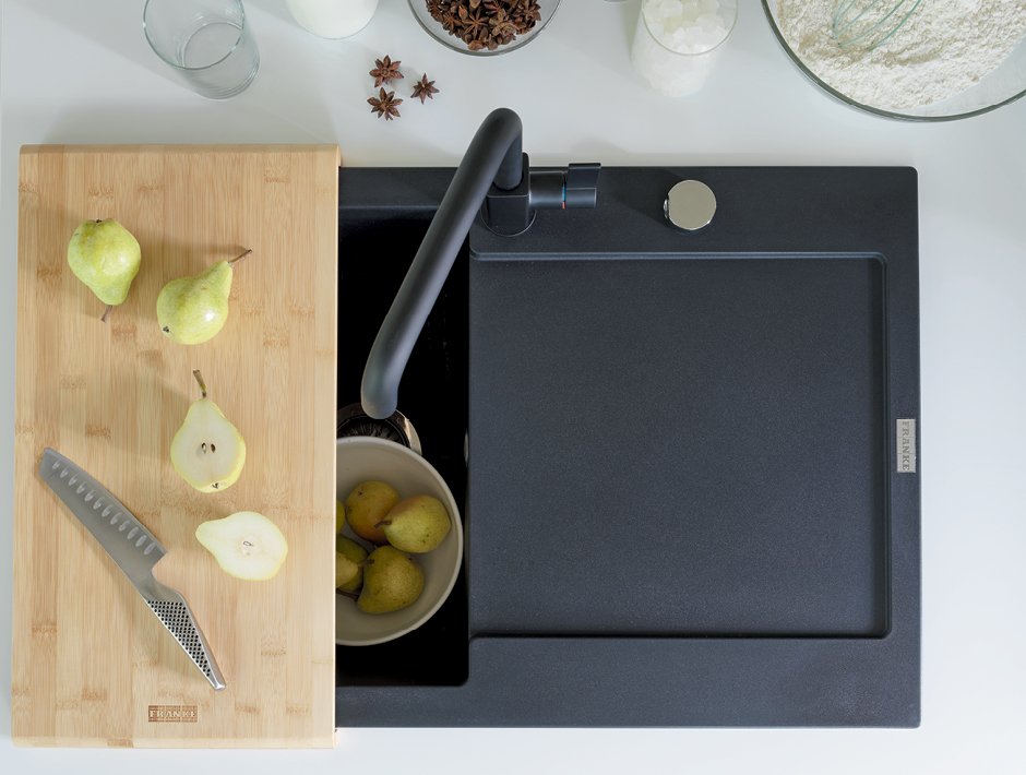 Змішувач Чорний матовий на гранітній мийці