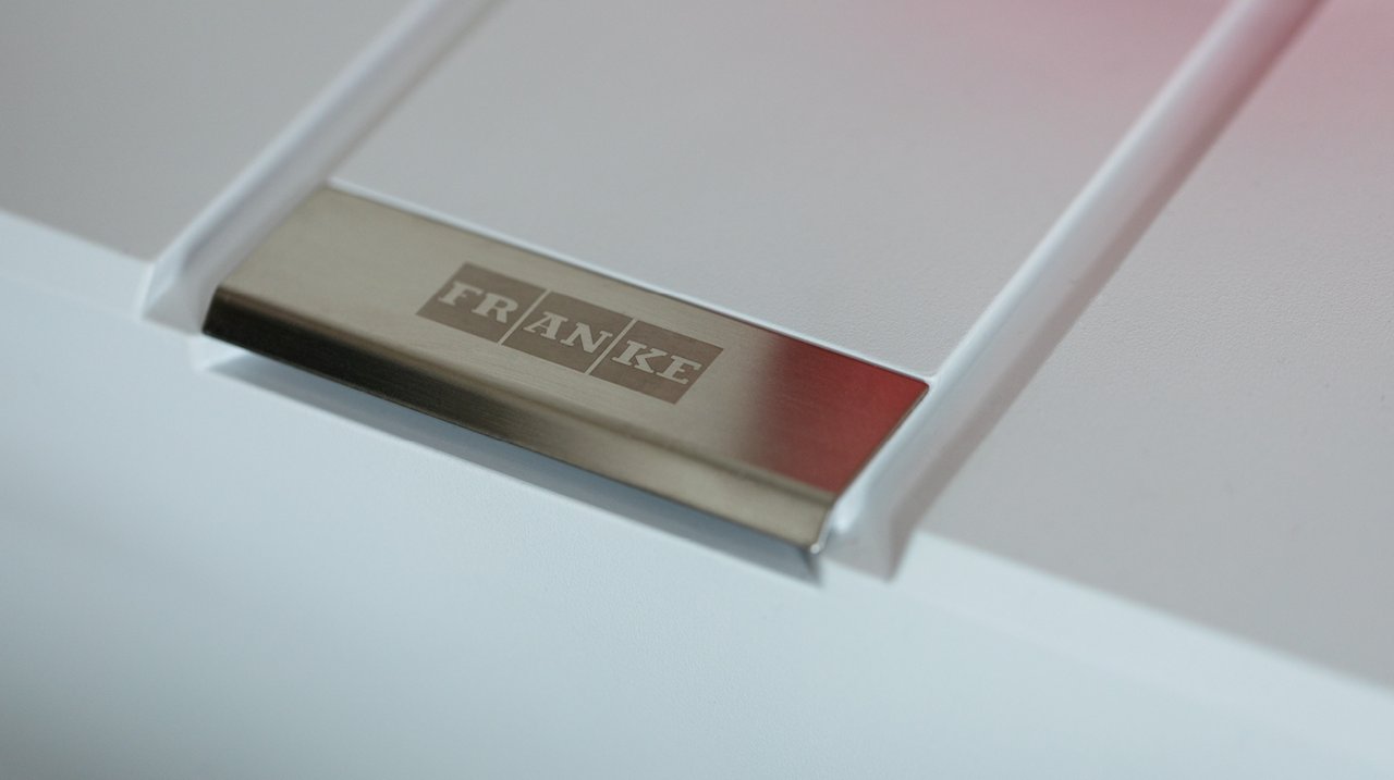 Логотип Franke на металевому переливі