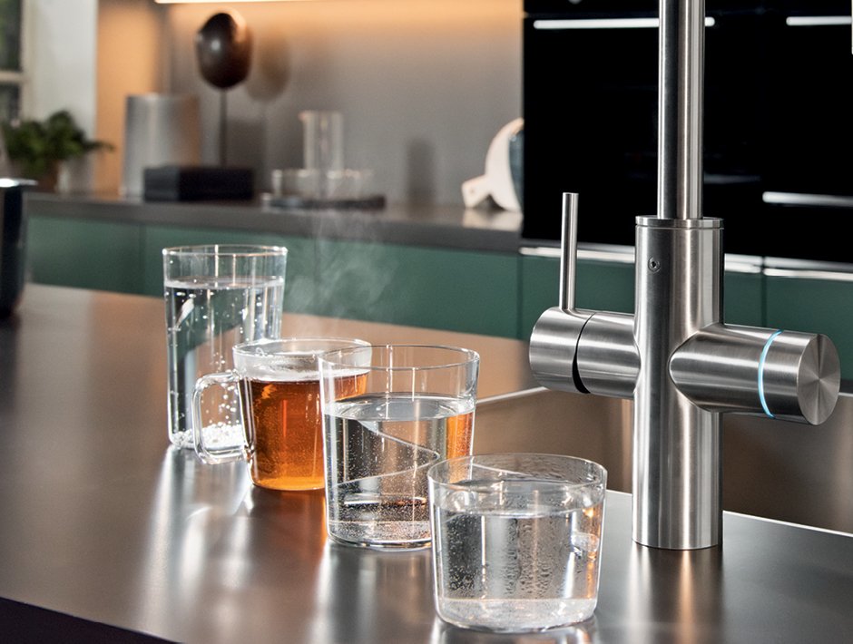 склянки з газованою, фільтрованою водою і чаєм